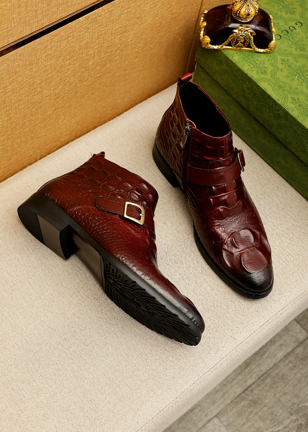 Men's shoes 💰600 💐 Product trademark: GUCCI "Gucci" high-top leather shoes Regular size: 38-44 (37.45.46🉑️Customized) Product materials: Selected imported first-layer calfskin embossed upper + luxury hardware buckle, imported sheep 🐑 leather lining. Strong three-dimensional visual effect, original outsole color: 2 colors available